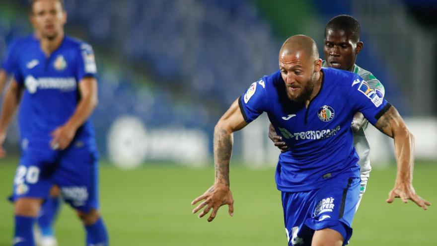 El jugador del Getafe David Timor avanza con el balón en sus pies.