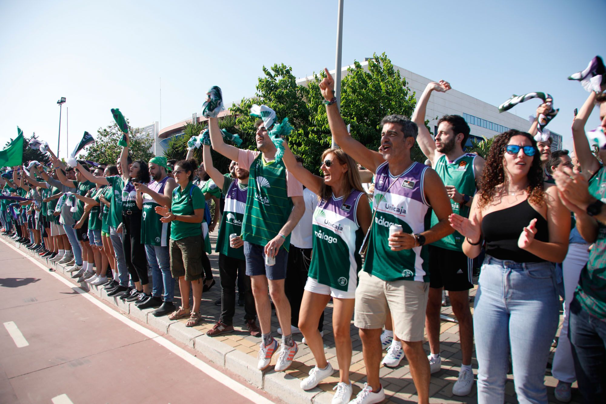 El recibimiento al Unicaja para la Final Four de la BCL, en imágenes