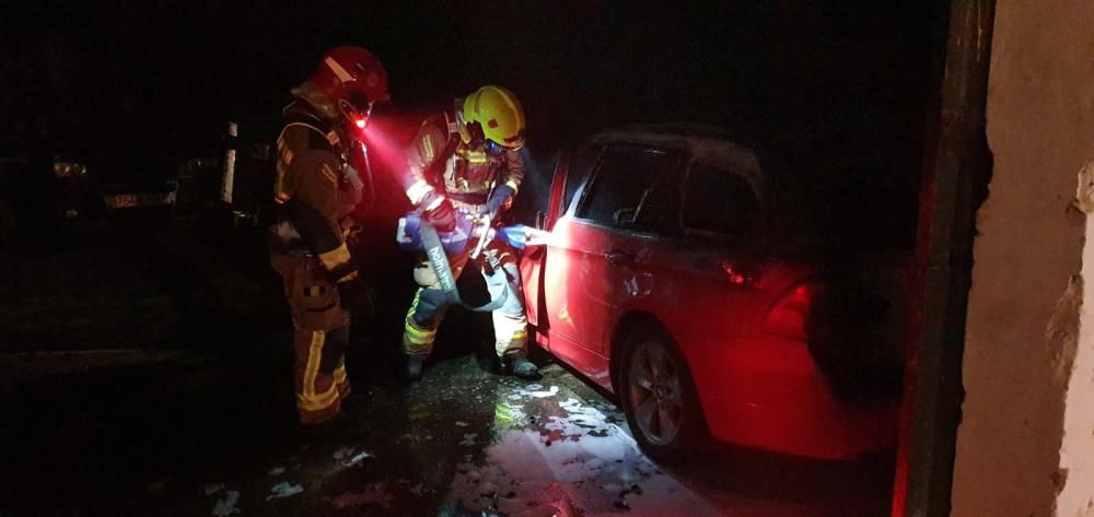 En el siniestro no se produjeron daños personales, aunque si ardió un vehículo de alta gama y la mitad de la nave de unos 200 metros cuadrados en la que se encontraban.