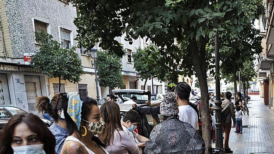 Colas para el reparto de alimentos, en València.