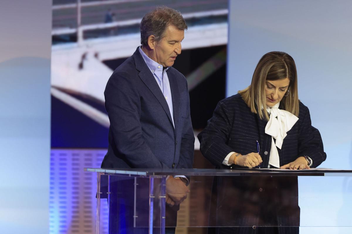 El presidente de PP, Alberto Núñez Feijóo, junto a la presidenta del PP Cantabria, María José Sáenz de Buruaga.