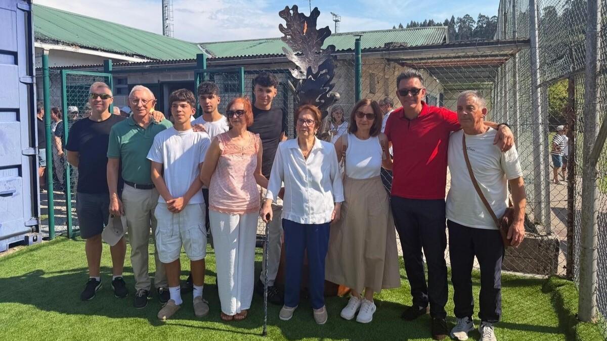 Familiares, amigos y vecinos participaron este sábado en el homenaje celebrado en el campo de A Merced de Conxo junto a la reproducción del histórico árbol plantado por Ramón Sanmartín, Moncho Cascarilla, y talado recientemente sin previo aviso.