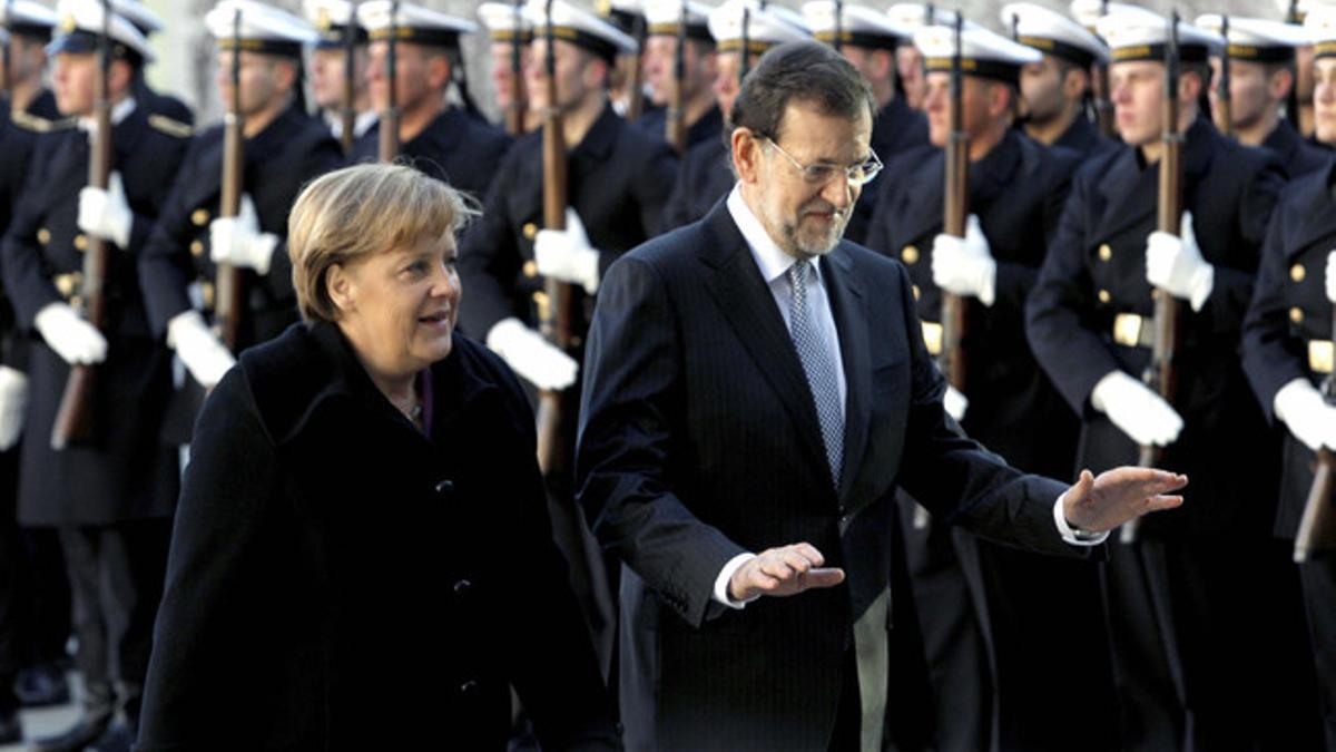 Merkel y Rajoy pasan revista a las tropas.