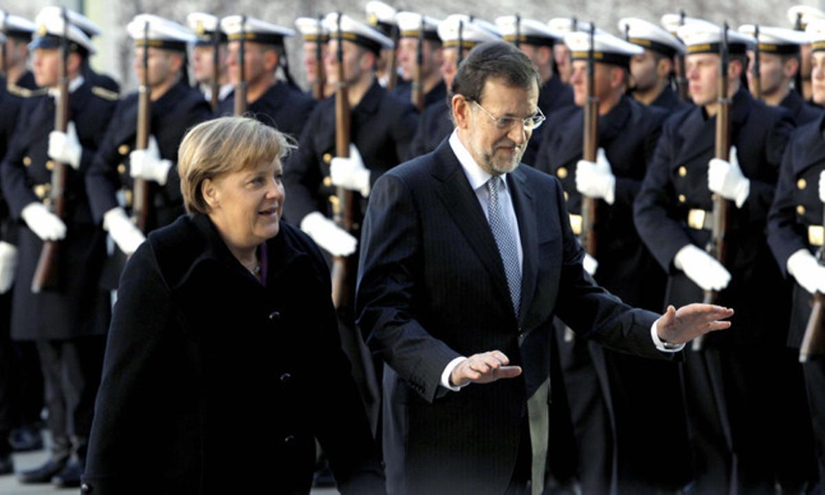 Merkel y Rajoy pasan revista a las tropas.