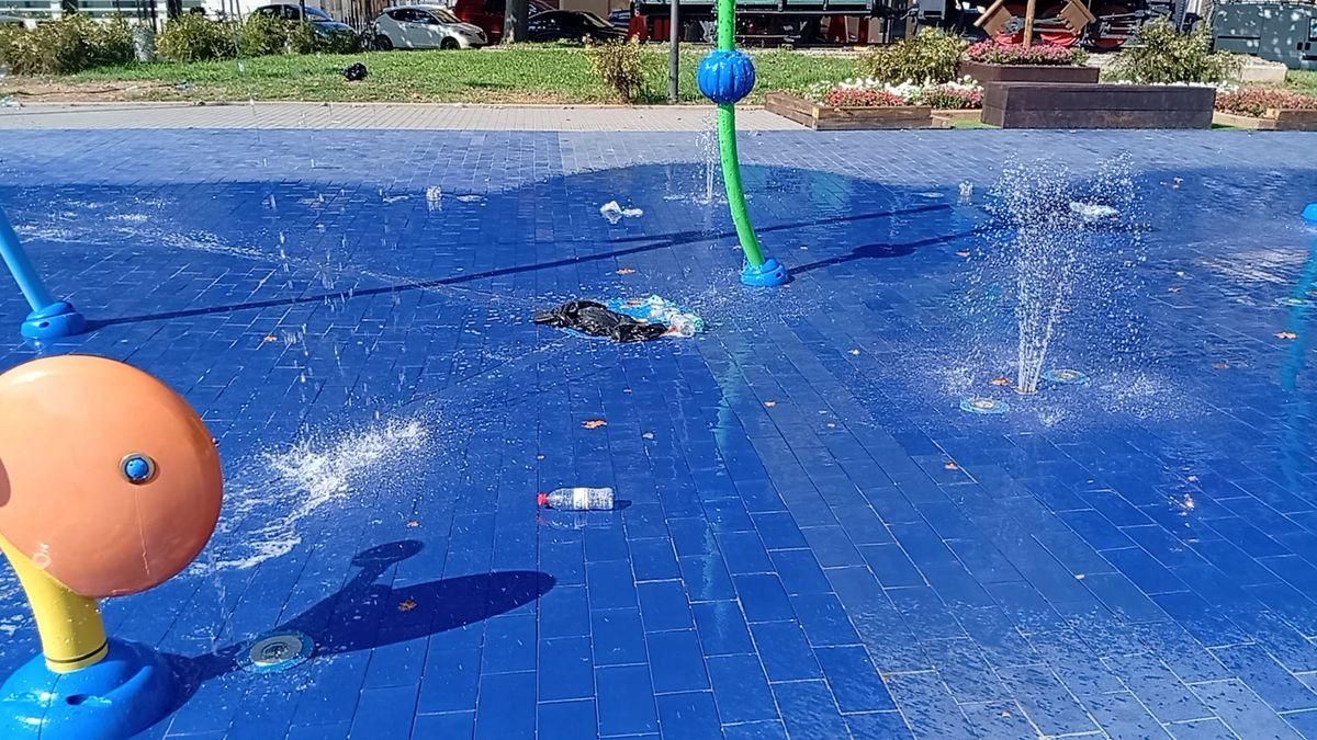 Una fuente del distrito marítimo todavía con suciedad.