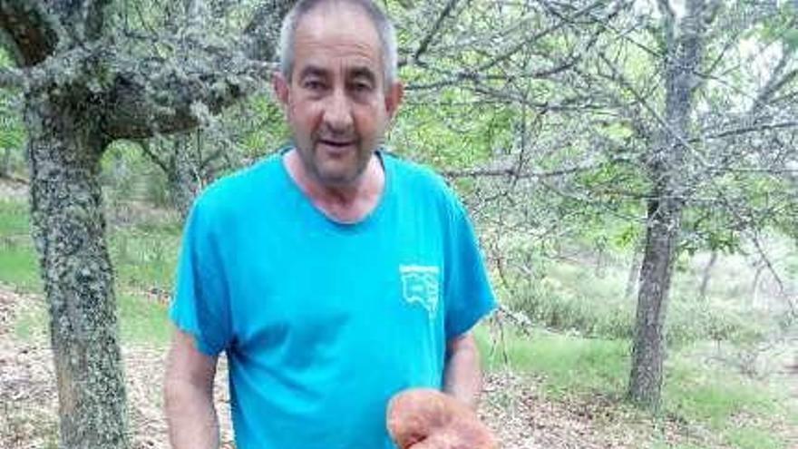 Una persona con dos boletus recolectados.