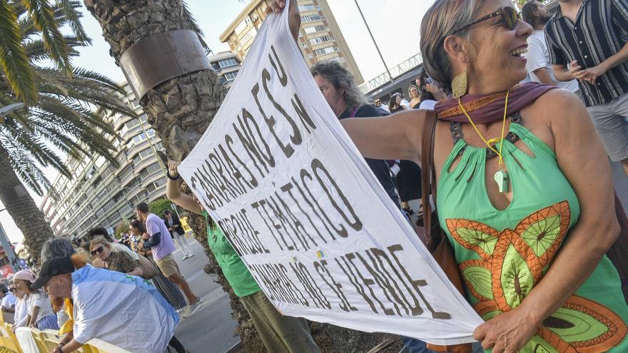 Protestas a favor de Palestina y en contra de la masificación turística ante el Teatro Pérez Galdós