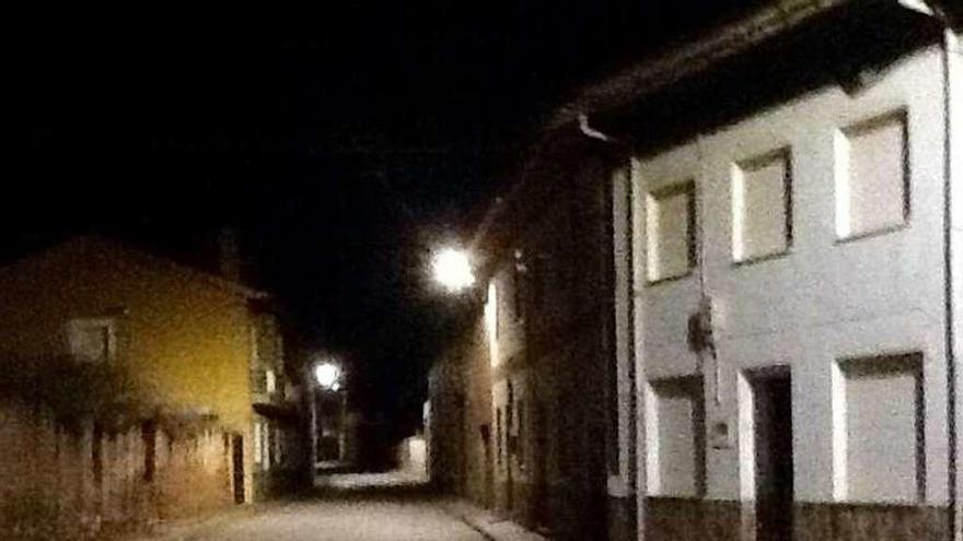 Una calle de Coomonte ya iluminada con el nuevo sistema.