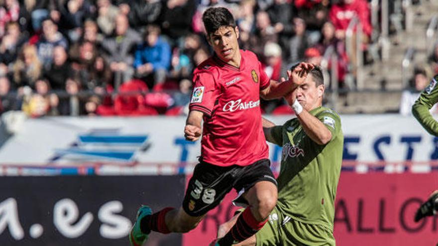 Marco trata de superar a un rival en un partido contra el Sporting de la pasada temporada.