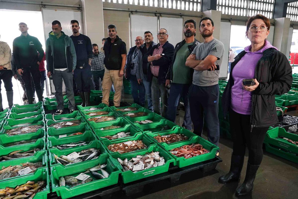Maribel García, al frente de la subasta en la lonja de la Caleta de Vélez.