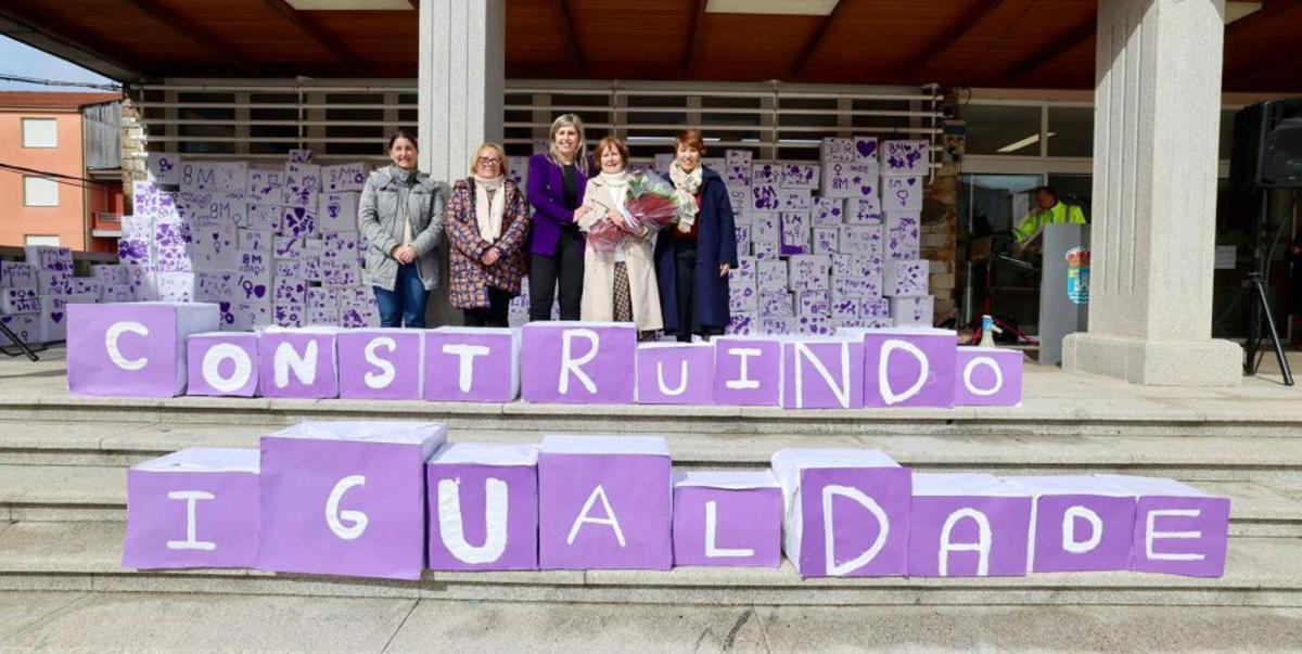 No centro, a alcaldesa Mónica Rodríguez, e á súa dereita, Carmen Vázquez. | CEDIDA