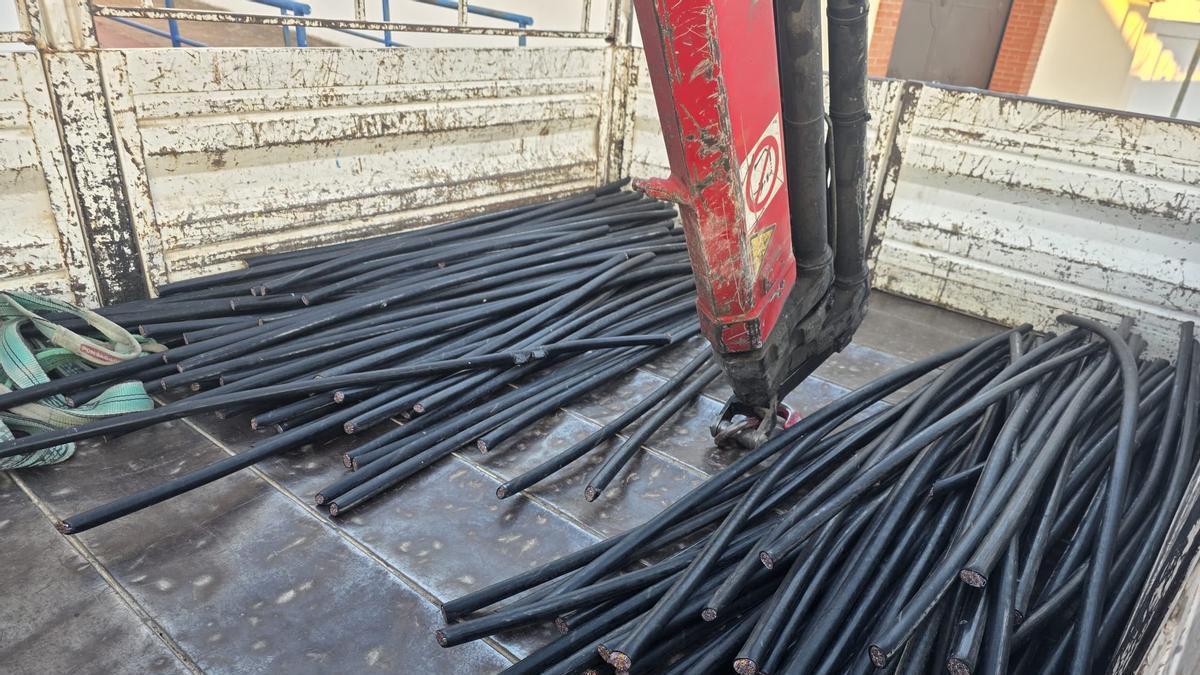 La Policía Local de Alhaurín ha detenido a tres hombres por el robo de cable telefónico.