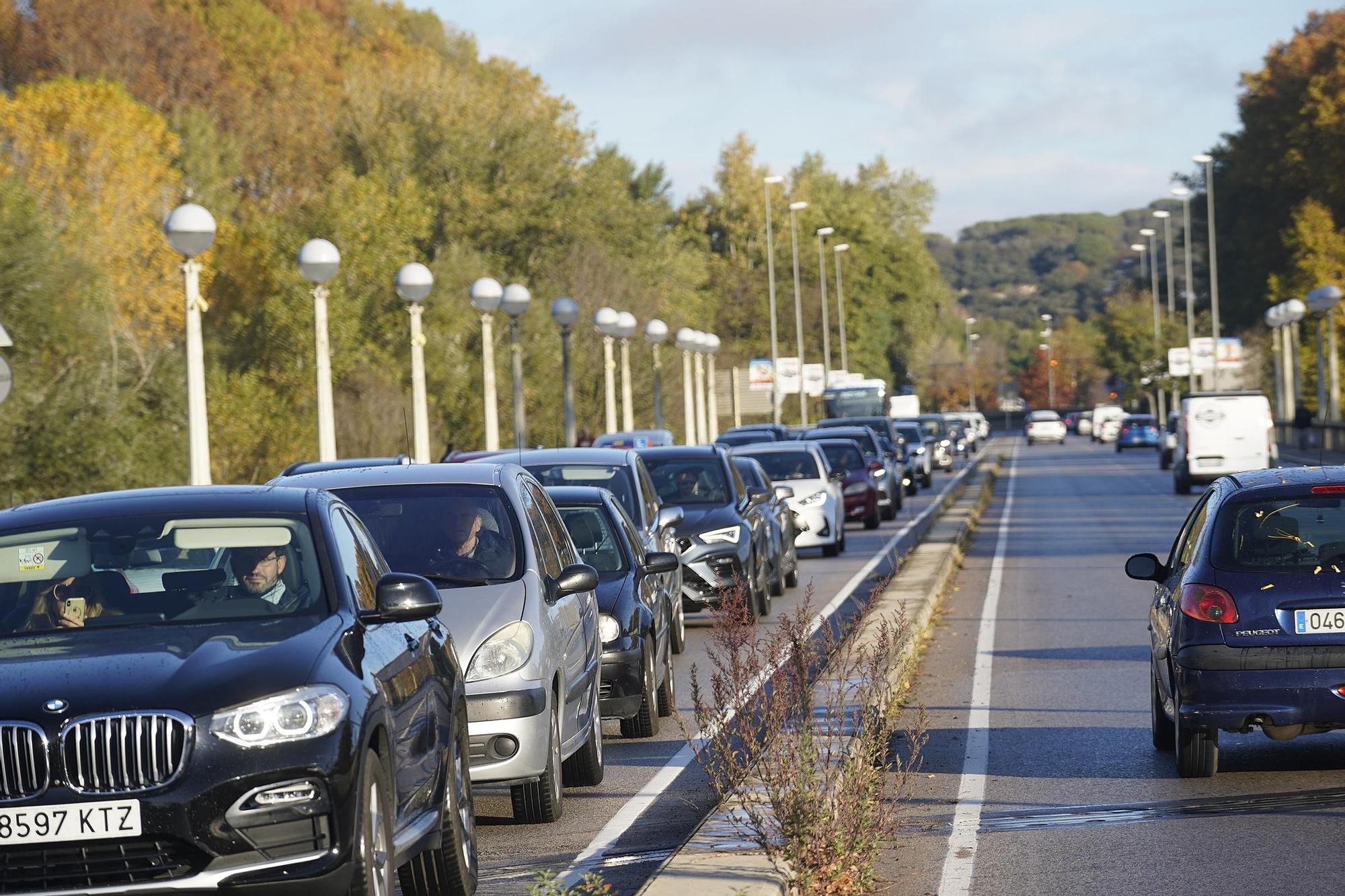 Imatges de les cues després què una motorista resultés ferida en accidentar-se a tocar del pont de Fontajau a Girona