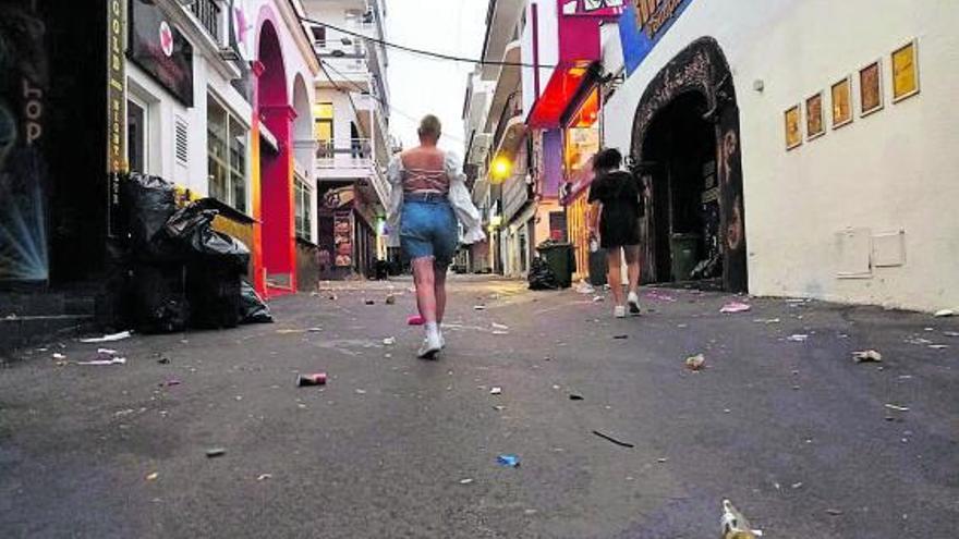 Dos turistas caminan por el West el pasado mes de julio. | J.M.L.R.