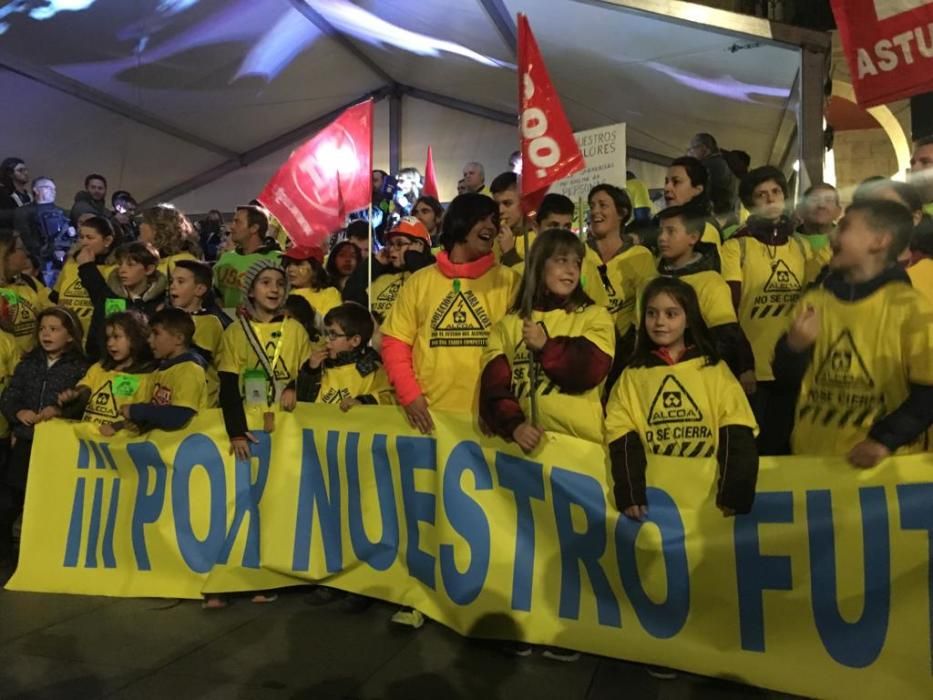 Multitudinaria marcha de "Alcoa no se cierra" en Avilés