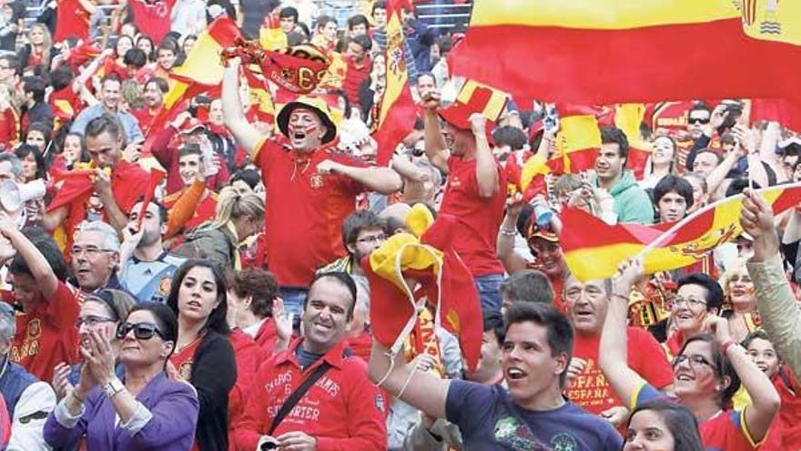 Miles de aficionados celebran la victoria de la selección en la final de la Eurocopa, ayer, en el parque de Castrelos, en Vigo.  // Ricardo Grobas