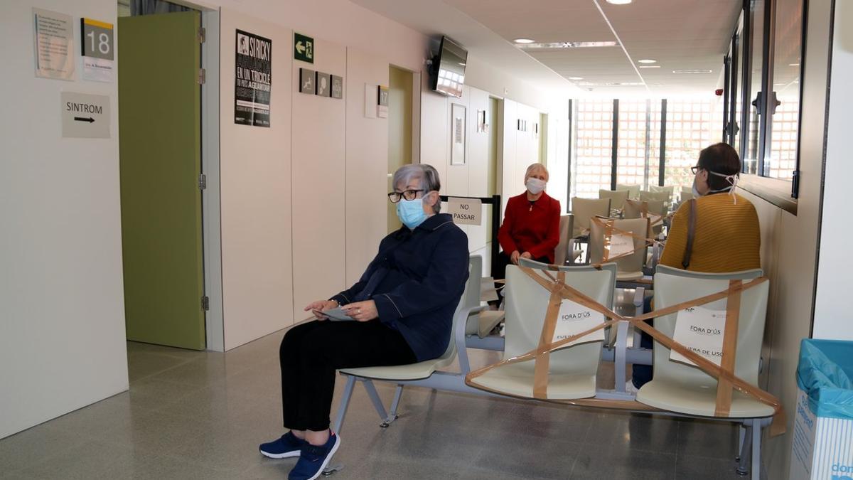 Pacientes en la sala de espera del CAP de Amposta, en Tarragona.