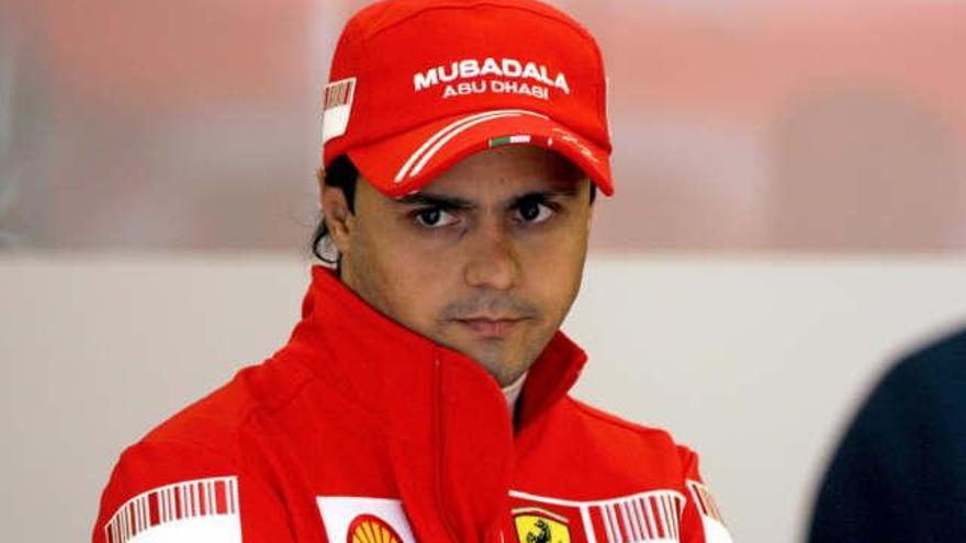 El piloto de Fórmula Uno brasileño Felipe Massa es fotografiado antes de correr la tercera sesión de entrenamientos del Gran Premio de Turquía, quinta prueba del Mundial de Fórmula Uno, en Estambul, Turquía.