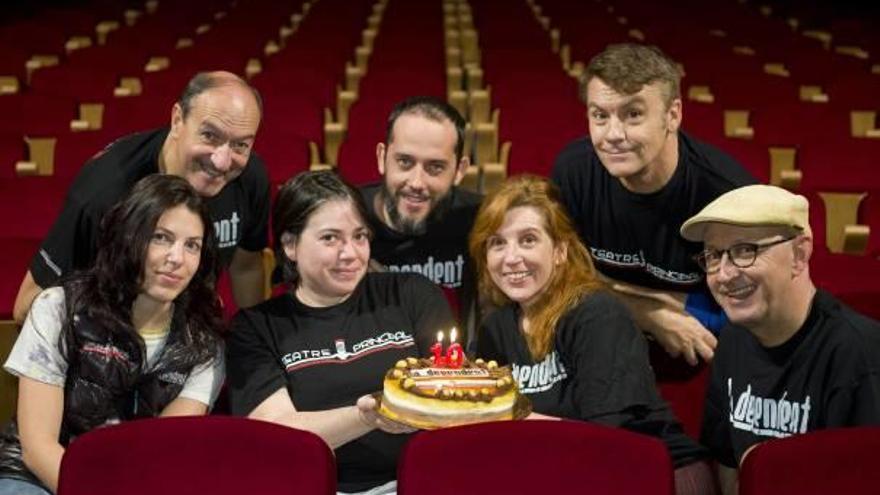 Los miembros de La Dependent, que gestiona el recinto, muestran la tarta que conmemora el décimo aniversario.