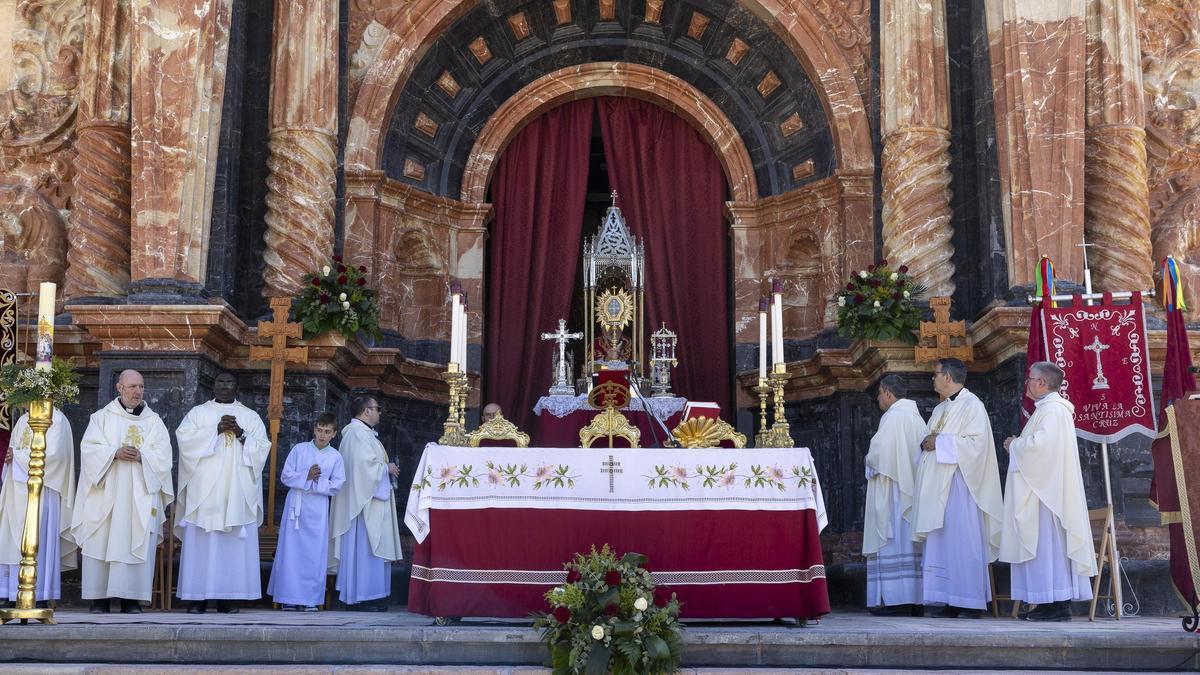 Los tres Lignum Crucis en la explanada de la Basílica