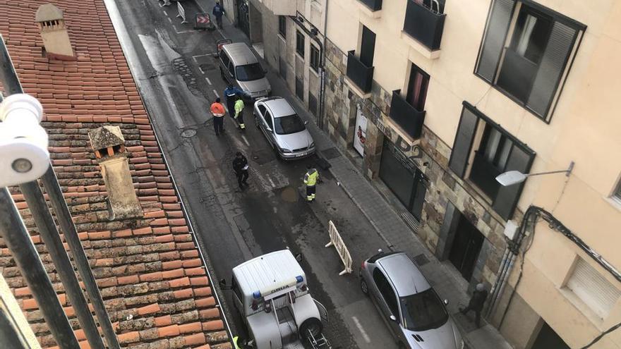 Una avería deja a Camino Llano cinco horas sin agua, corta el tráfico y la grúa se lleva un coche