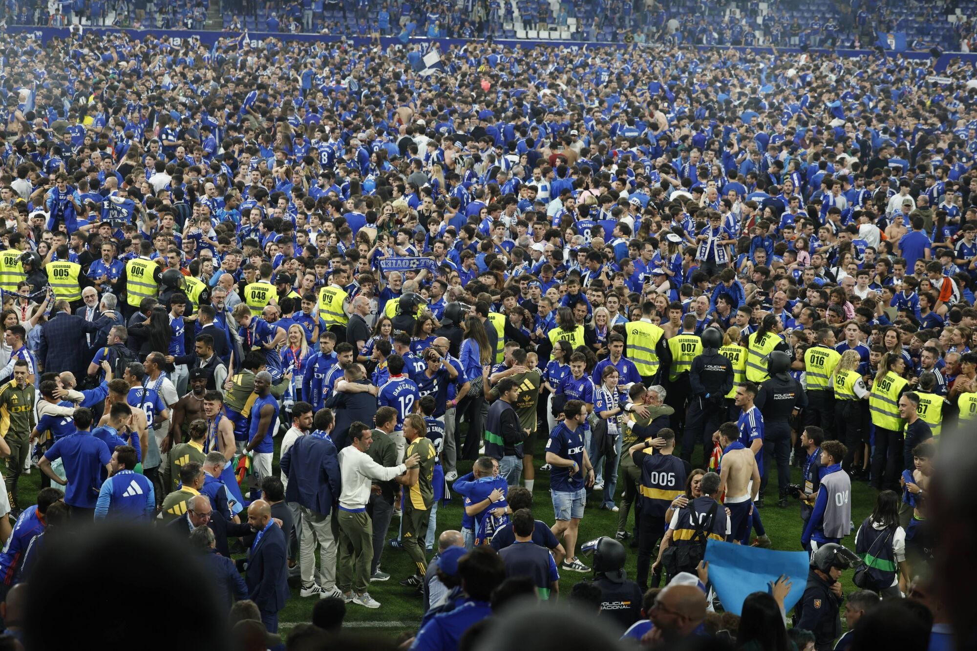 Así se vivió en el Carlos Tartiere la noche del ascenso del Oviedo a Primera División 24 años después