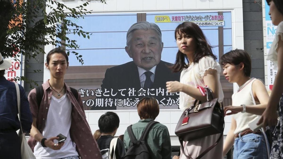 Una pantalla muestra al emperador Akihito durante su discurso, en Tokio.