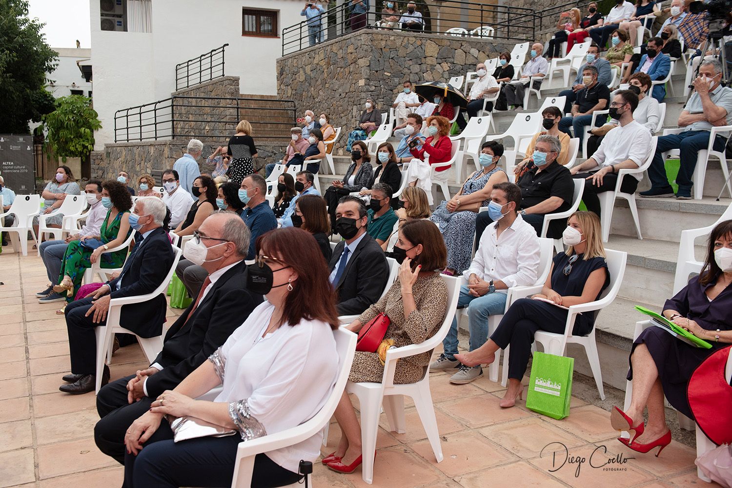 Altea entrega sus premios de Literatura i Investigació 2021 en un acto acompañado por la lluvia