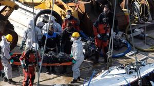 Miembros de los servicios de rescate recuperan el cuerpo de una de las victimas mortales del barco naufragado en el río Danubio.