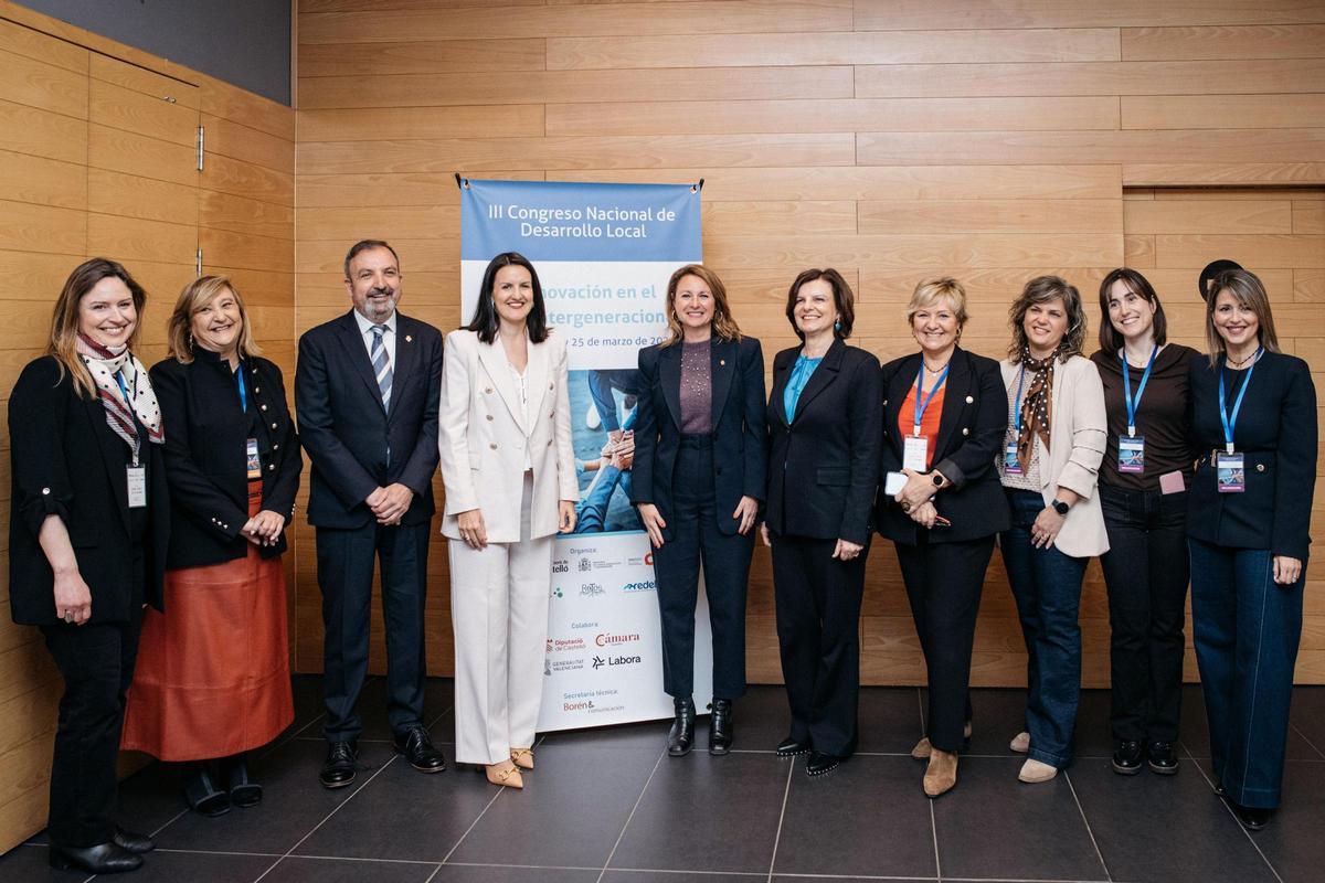 Carrasco junto a participantes y organizadores del III Congreso Nacional de Desarrollo Local, este martes.