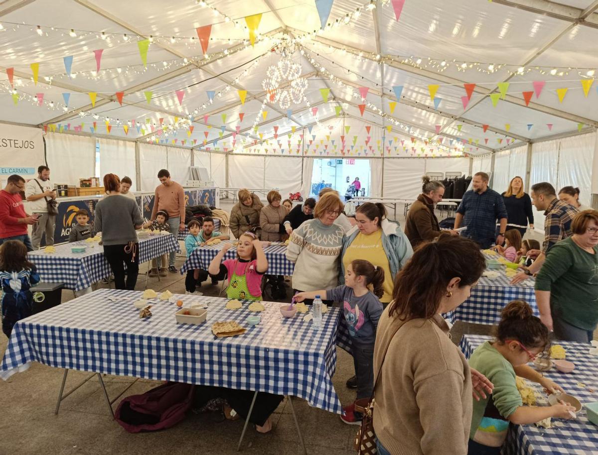 El taller de elaboración de bollos preñaos celebrado el año pasado por les Comadres.  | L. R.