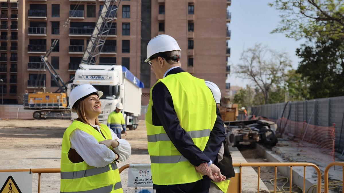 Pilar Bernabé durante la visita a las obras del nuevo edificio de Hacienda en València.