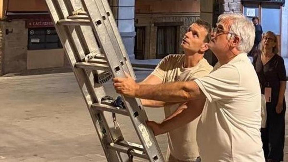 Miquel Boix, amb cavell blanc, ajuda en la preparació de la festa de Sant Serapi