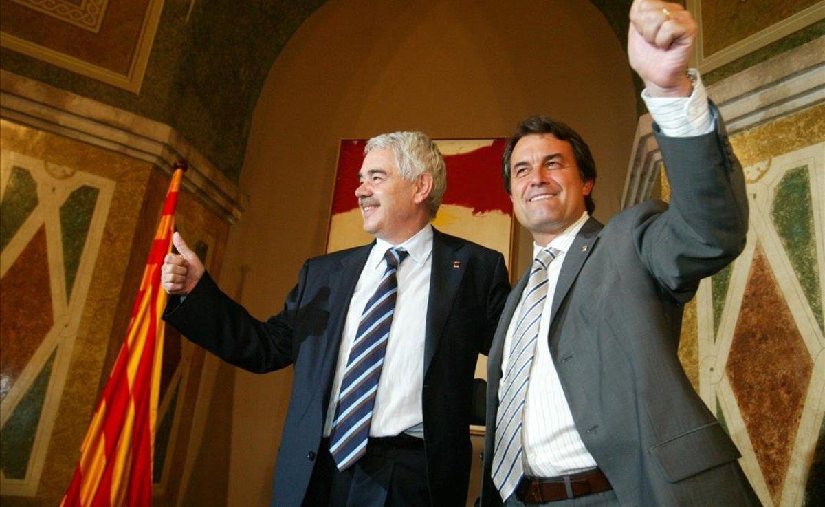 El 29 de noviembre del 2005, Pasqual Maragall y Artur Mas celebran el acuerdo para aprobar el texto en el Parlament.