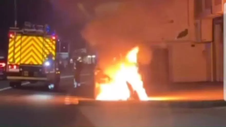 Los Bomberos de Santiago sofocan las llamas de un contenedor en la avenida de Lugo
