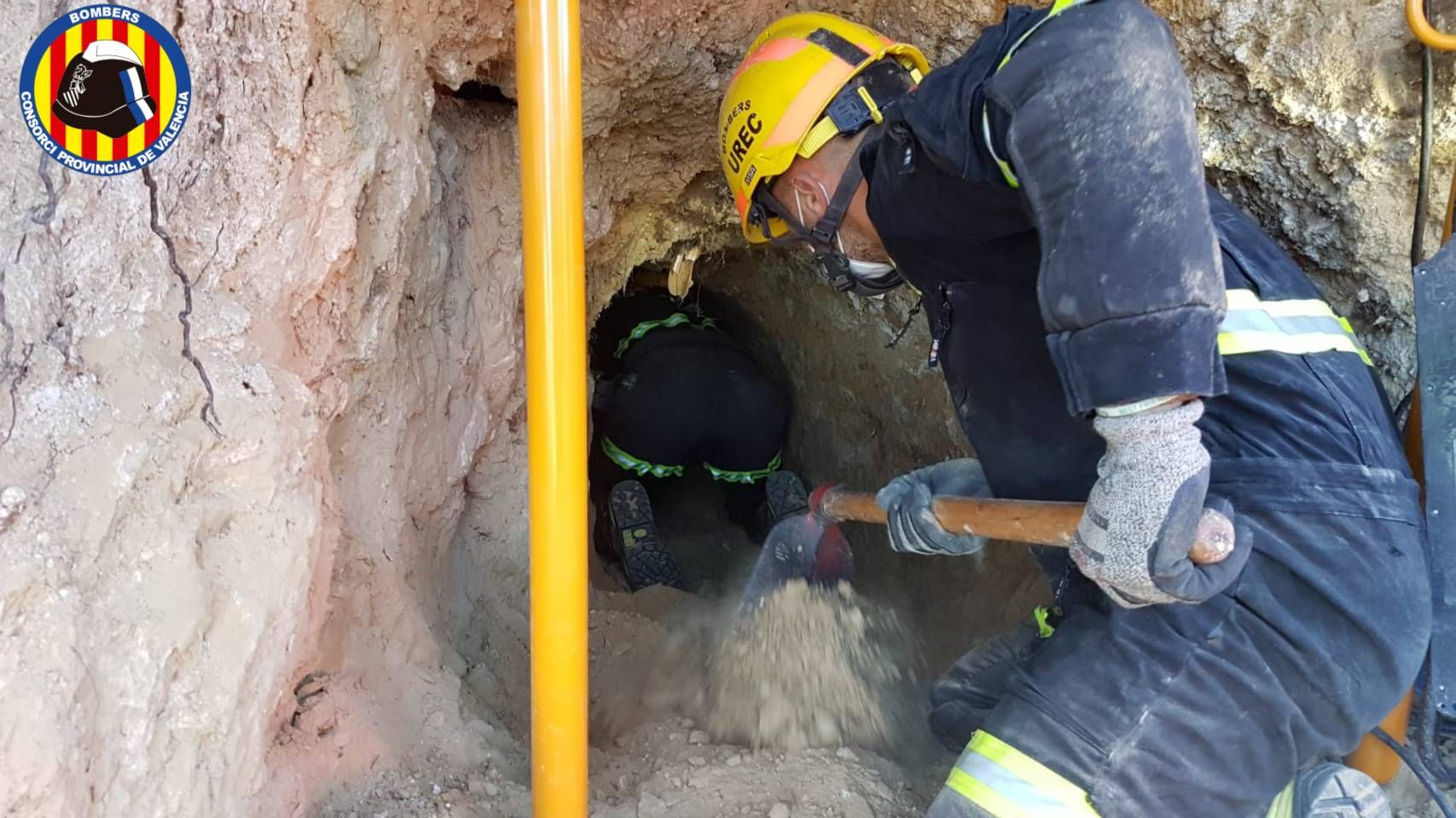 Los bomberos cavan un túnel para rescatar a una perrita atrapada durante horas en una madriguera