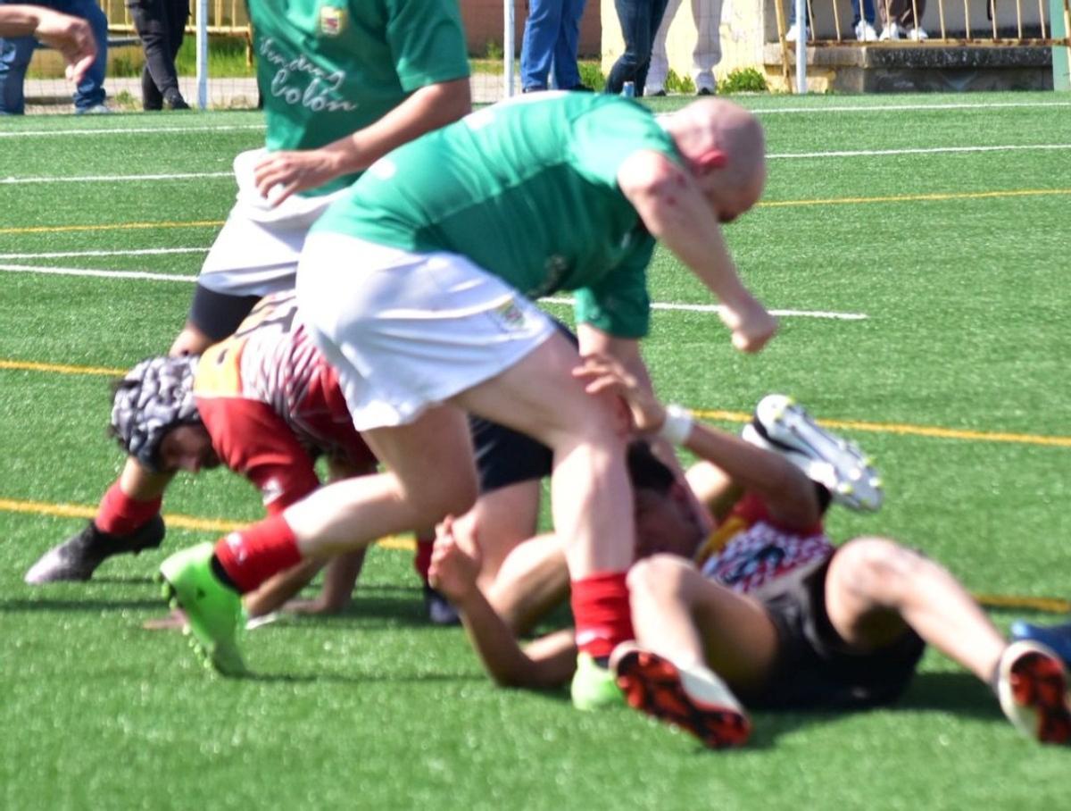 Un momento de un enfrentamiento entre jugadores del San Jerónimo y el Córdoba Rugby Unión.