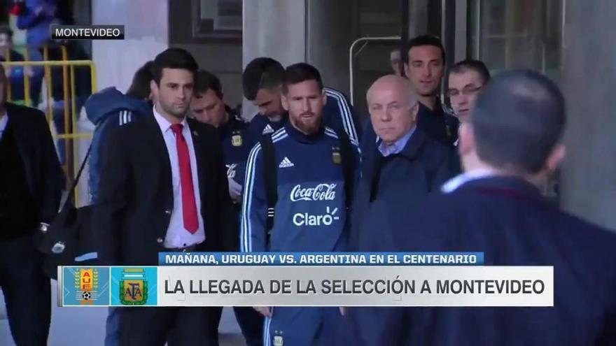 Messi cumple el sueño de un niño en Montevideo