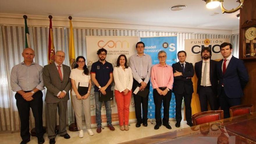 Colegio de Médicos y Banco Sabadell premian a los tres mejores MIR de Córdoba