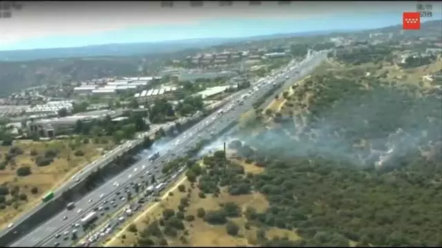 Complicaciones de tráfico en la A-6 en Madrid por un incendio en la cuneta