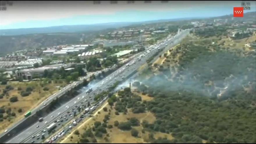 Complicaciones de tráfico en la A-6 en Madrid por un incendio en la cuneta