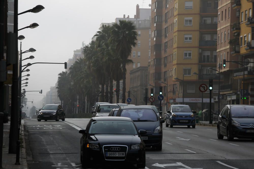 Valencia amanece bajo la niebla