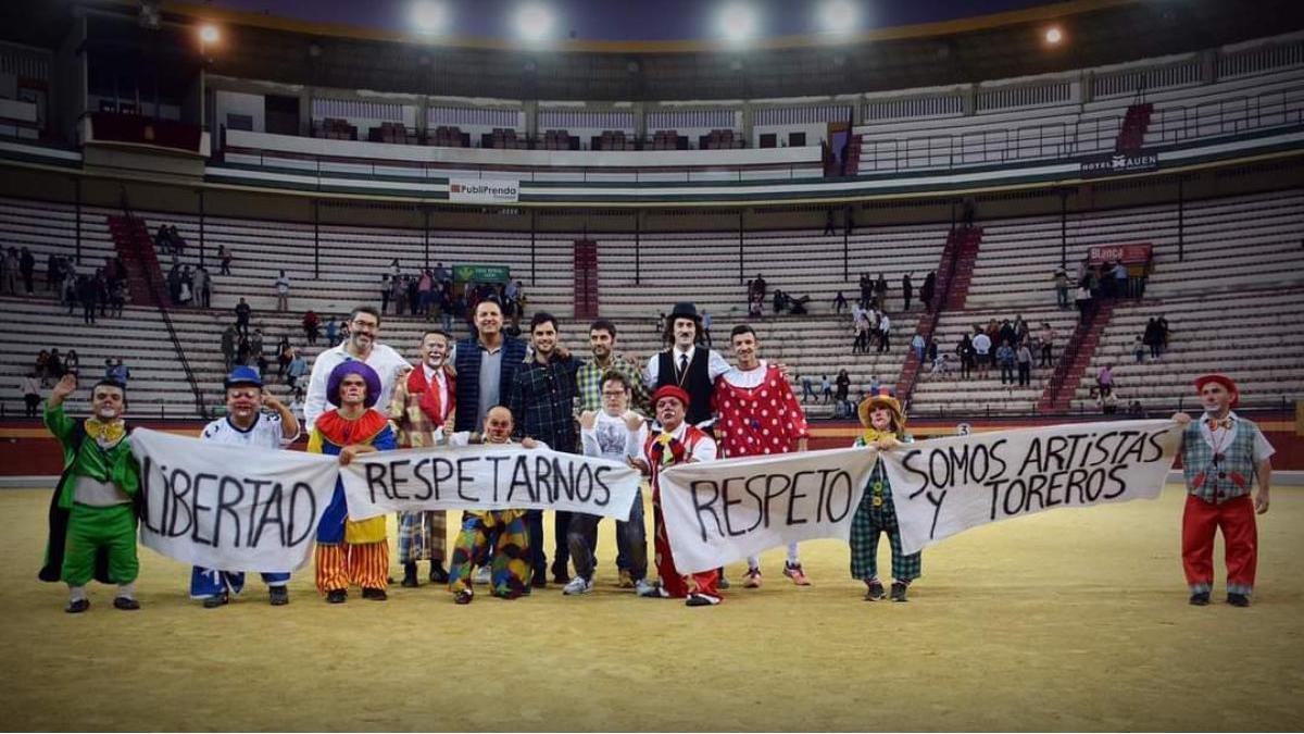 Protesta del espectáculo cómico taurino ’Diversiones en el Ruedo y sus enanitos toreros’.