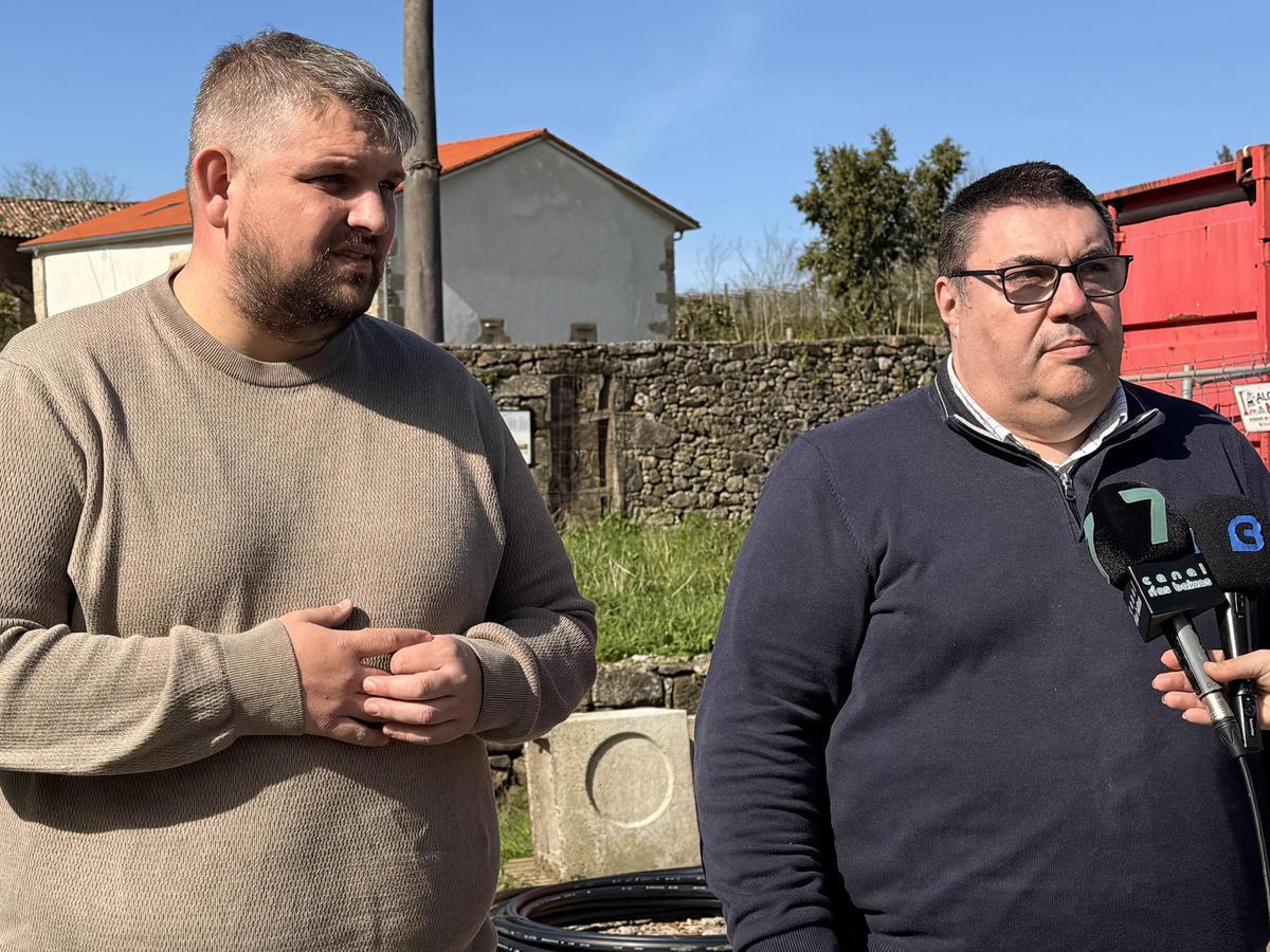 O tenente de alcalde, Manuel Seijas, esquerda, e o alcalde, Francisco Pérez, no albergue da Chaínza.