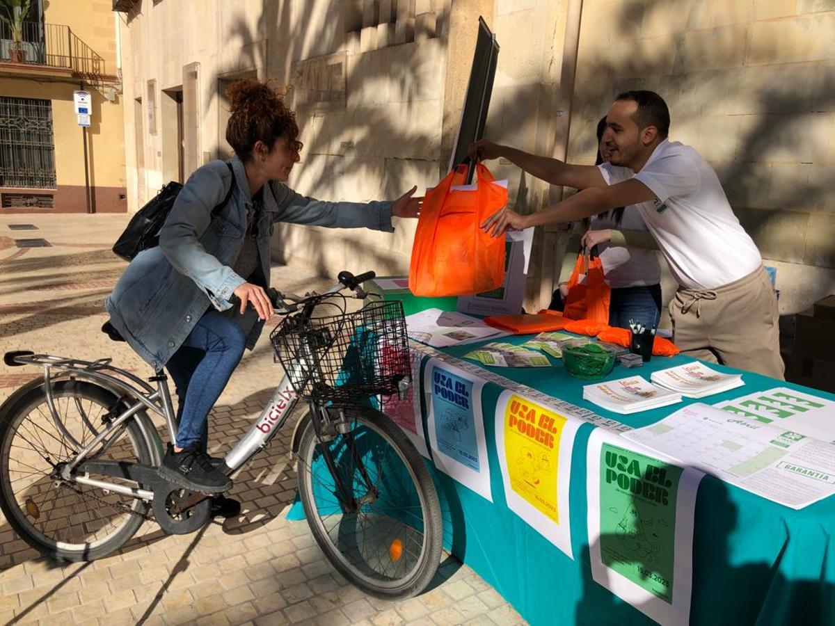 Una de las actividades de la OMIC de Elche hoy en las calles de la ciudad