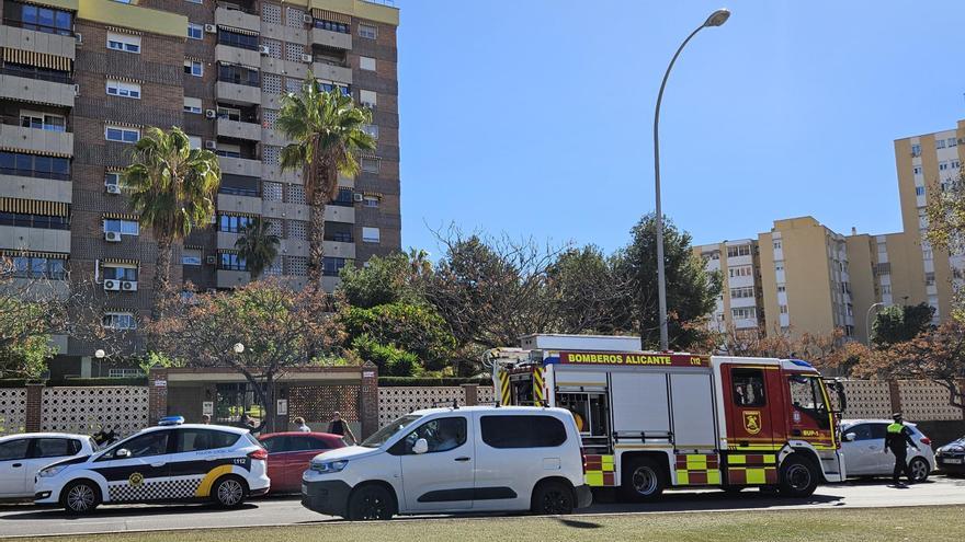 Los Bomberos sofocan un incendio de un patinete en una casa en Alicante