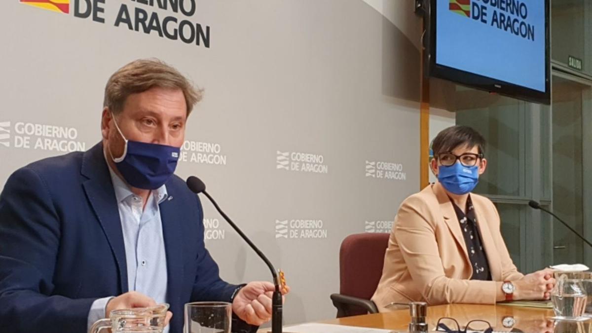 El consejero aragonés de Vertebración, José Luis Soro, y la directora general de Vivienda, Verónica Villagrasa, ayer. | GOBIERNO DE ARAGÓN