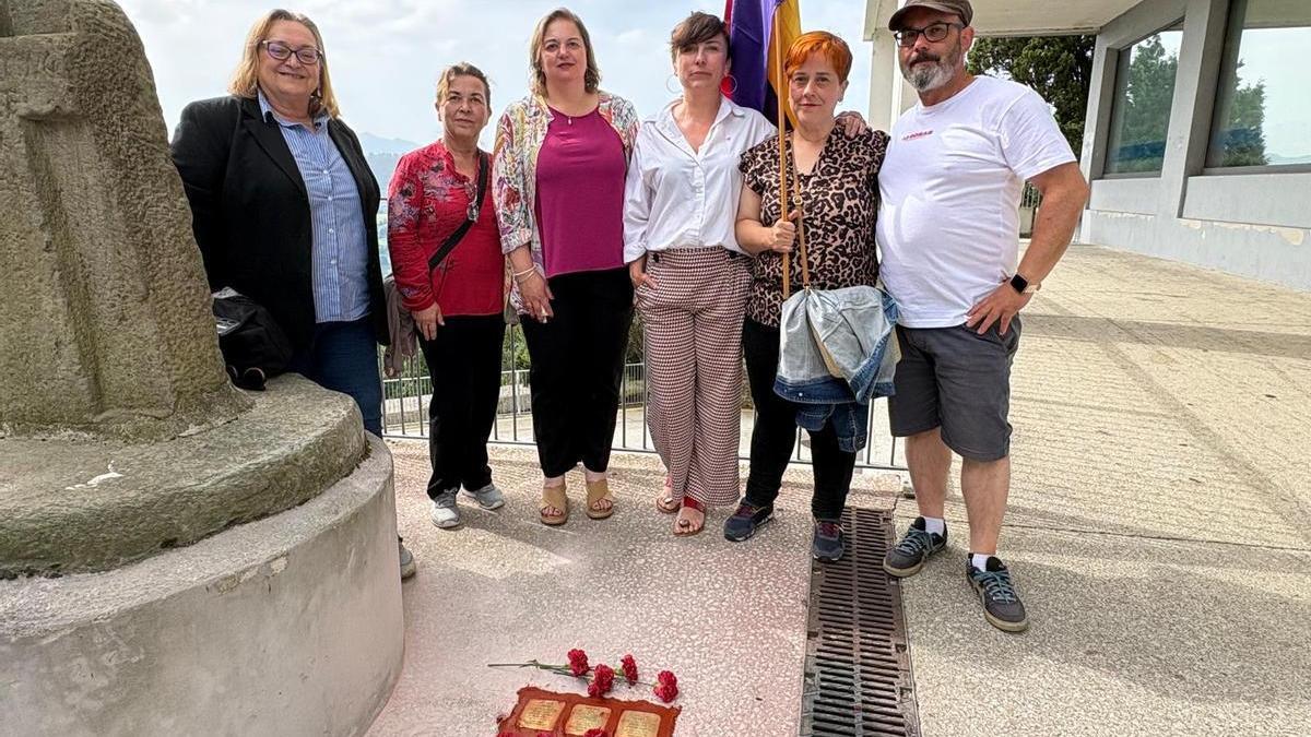 Por la izquierda, Begoña Menéndez, Lucía Rodríguez, Montse Fernández, Begoña Collado, Marta Menéndez y Víctor Manuel Álvarez ante las "Stolpersteine" colocadas en la plaza de Las Campas de Tineo.