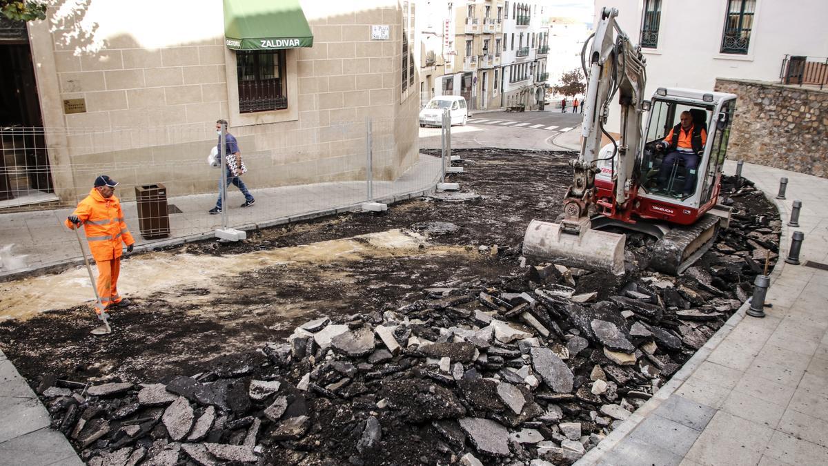 Imagen de las obras captada ayer en la Gran Vía de Cáceres, arteria de conexión entre la plaza Mayor y la de San Juan.