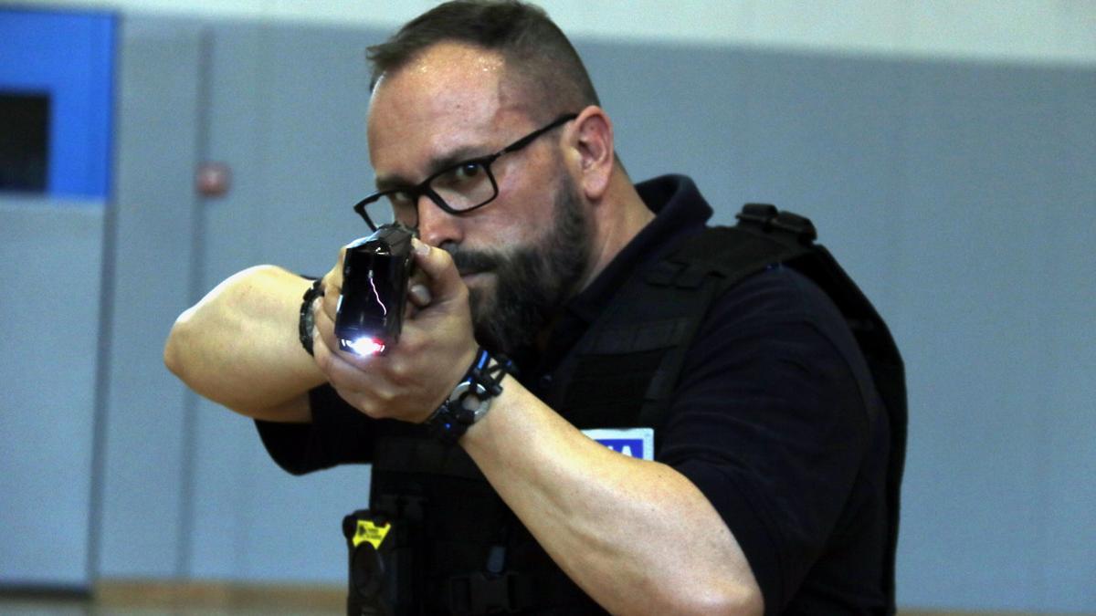 Un policía local, con una pistola Taser.